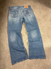 Levi’s Flared Jeans (M)-(L)